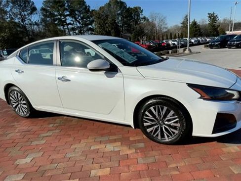 Used 2023 Nissan Altima 2.5 SV image 3