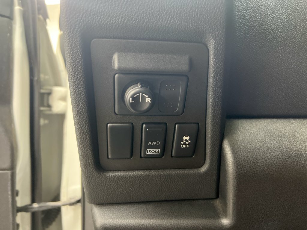 Used 2013 Nissan Rogue SV AWD/4WD image 18