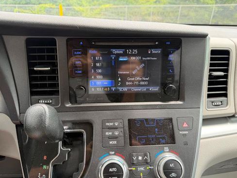 Used 2017 Toyota Sienna LE FWD image 25