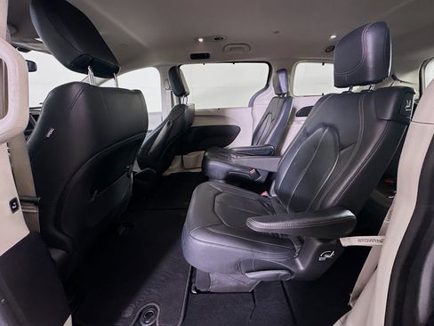 Used 2019 Chrysler Pacifica Touring-L FWD image 28