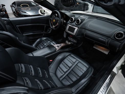 Used 2014 Ferrari California image 33