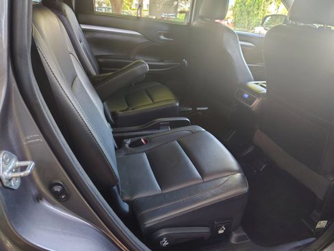 Used 2017 Toyota Highlander XLE AWD/4WD image 23