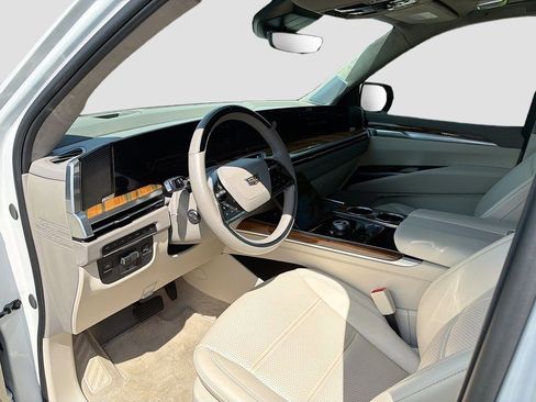 Certified 2025 Cadillac Escalade ESV Sport Platinum AWD/4WD image 26