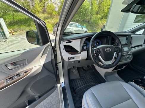 Used 2020 Toyota Sienna XLE w/ XLE Navigation Package AWD/4WD image 27
