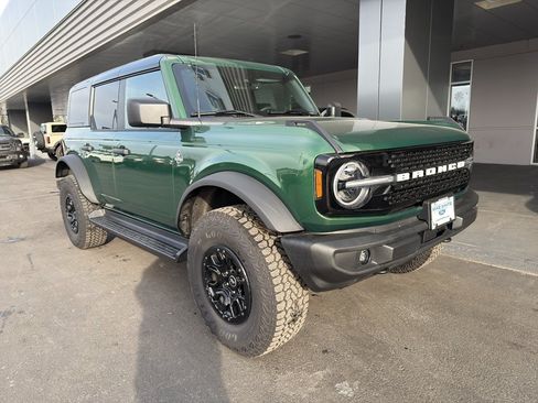 New 2025 Ford Bronco Outer Banks w/ Sasquatch Package AWD/4WD image 1