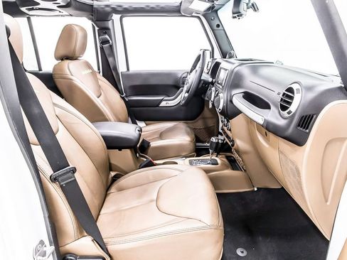Used 2014 Jeep Wrangler Unlimited Sahara w/ Connectivity Group AWD/4WD image 31