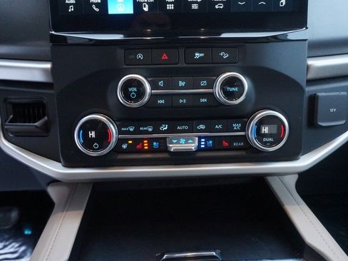 Used 2024 Ford Expedition Max XLT image 15