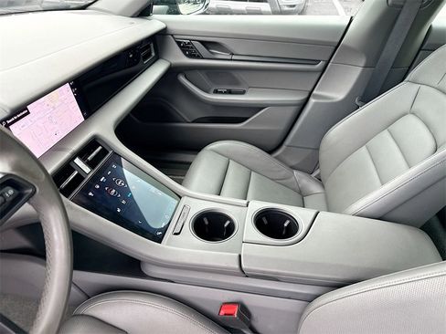 Used 2021 Porsche Taycan image 26