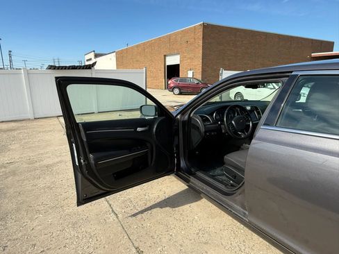 Used 2019 Chrysler 300 Touring RWD image 17