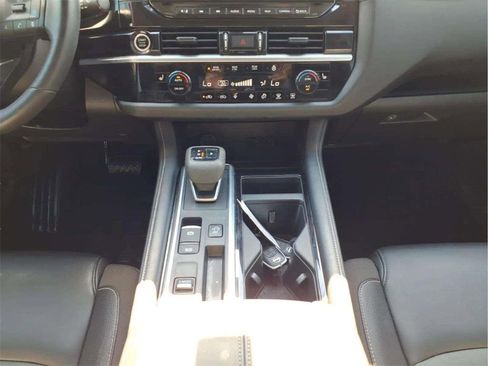 Used 2024 Nissan Pathfinder SL w/ SL Premium Package image 11