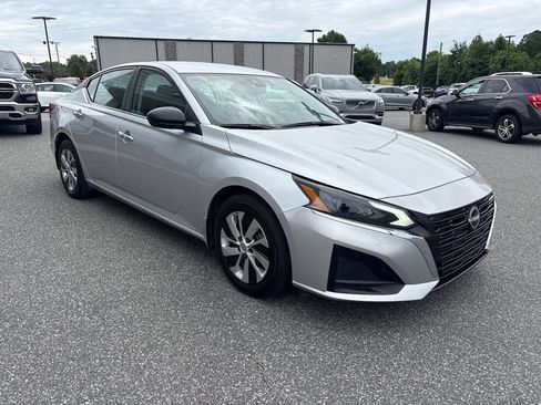 Used 2024 Nissan Altima 2.5 S FWD image 9