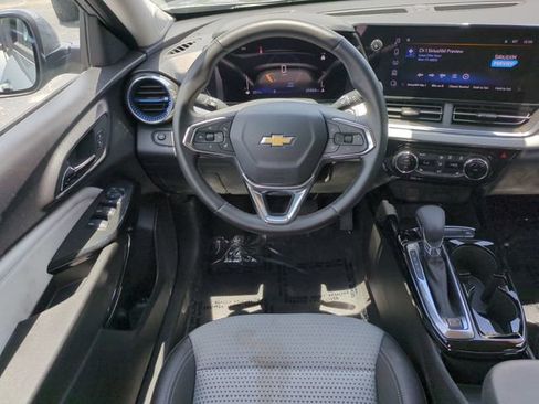 Used 2025 Chevrolet Trax LT w/ LT Convenience Package FWD image 17