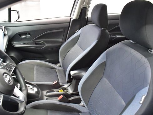 Used 2025 Nissan Versa SV FWD image 9