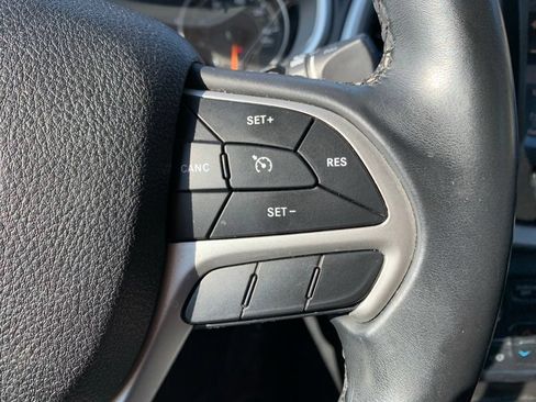 Used 2018 Jeep Cherokee Trailhawk AWD/4WD image 39