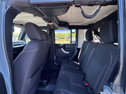 Used 2015 Jeep Wrangler Unlimited Sahara image 33