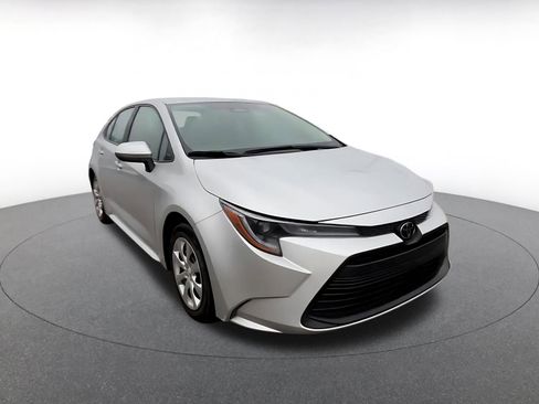 Used 2025 Toyota Corolla LE image 3