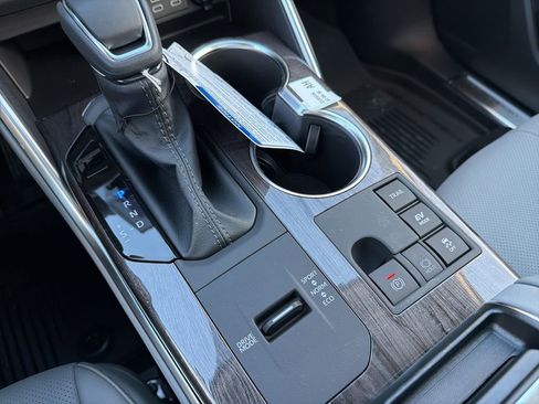 New 2026 Toyota Highlander Platinum image 9