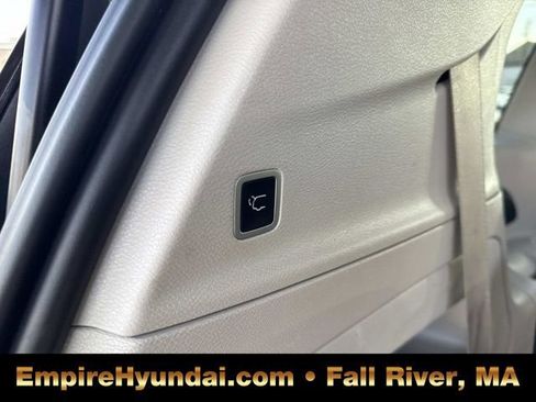 Used 2023 Chrysler Pacifica Touring-L image 7