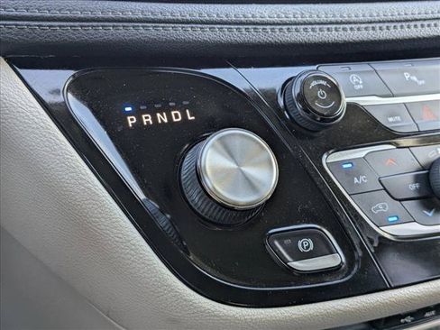 Used 2019 Chrysler Pacifica Limited FWD image 13