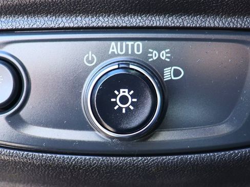 Used 2020 Chevrolet Equinox LS image 40