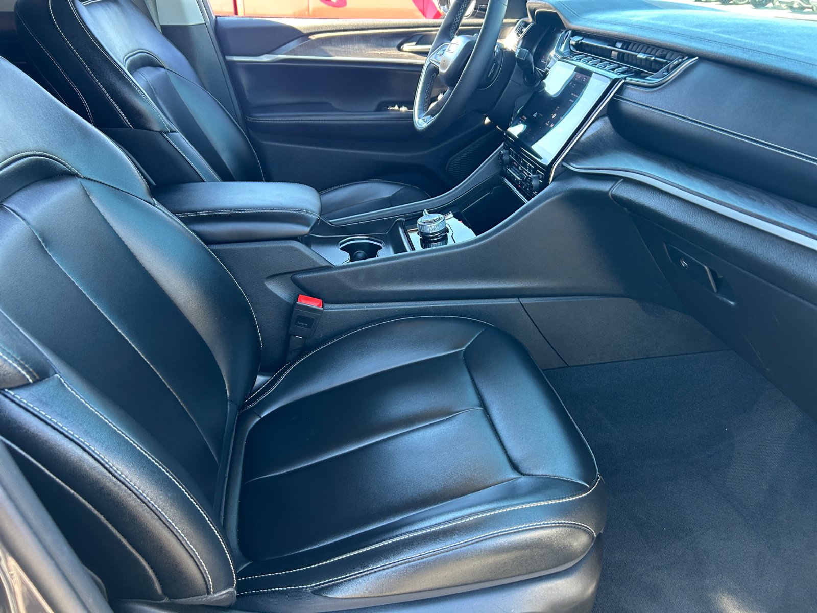 Used 2024 Jeep Grand Cherokee L Limited w/ Black Appearance Package AWD/4WD image 19