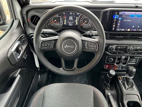 Used 2025 Jeep Wrangler Unlimited Rubicon image 14