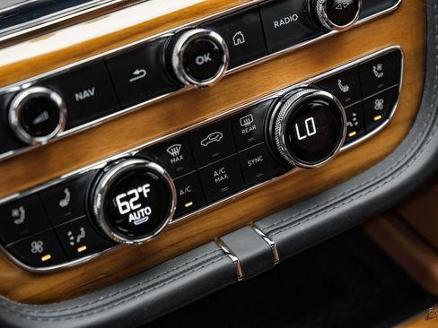 Used 2023 Bentley Bentayga Extended Wheelbase AWD/4WD image 67