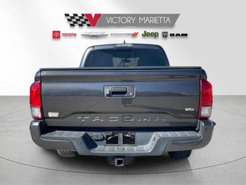 Used 2017 Toyota Tacoma TRD Sport image 3