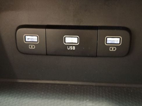 Used 2024 Kia Carnival LX FWD image 7