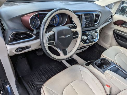 Used 2020 Chrysler Pacifica Limited FWD image 16
