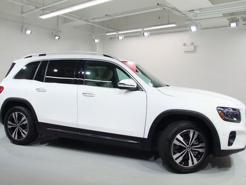 Certified 2025 Mercedes-Benz GLB 250 4MATIC image 12