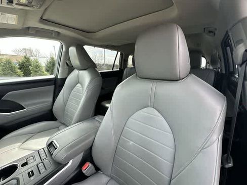 Used 2022 Toyota Highlander XLE image 16