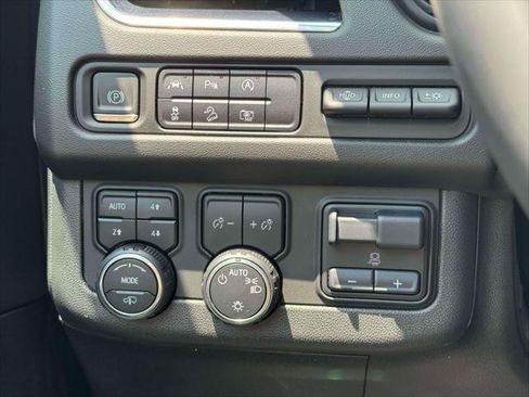 Used 2024 Chevrolet Suburban High Country AWD/4WD image 22