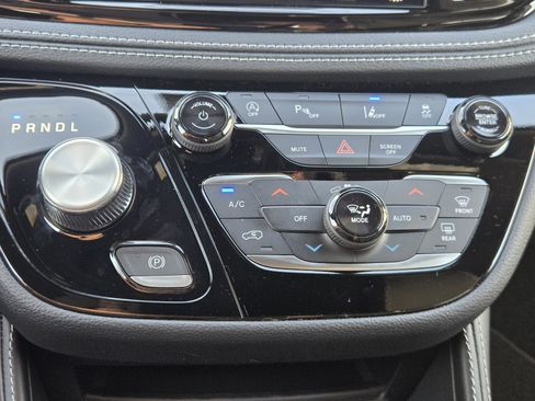 New 2026 Chrysler Pacifica Limited image 16