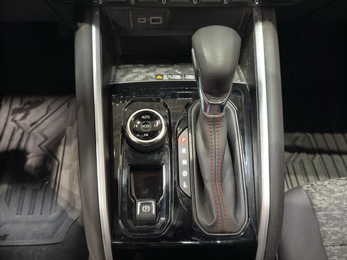 Used 2024 Chevrolet Colorado Z71 w/ Z71 Convenience Package 2 image 31