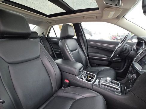 Used 2019 Chrysler 300 Touring w/ Quick Order Package 2EF RWD image 12