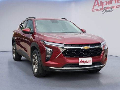 Certified 2025 Chevrolet Trax LT w/ LT Convenience Package FWD image 7