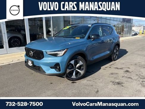 Certified 2025 Volvo XC40 B5 Plus AWD/4WD image 1