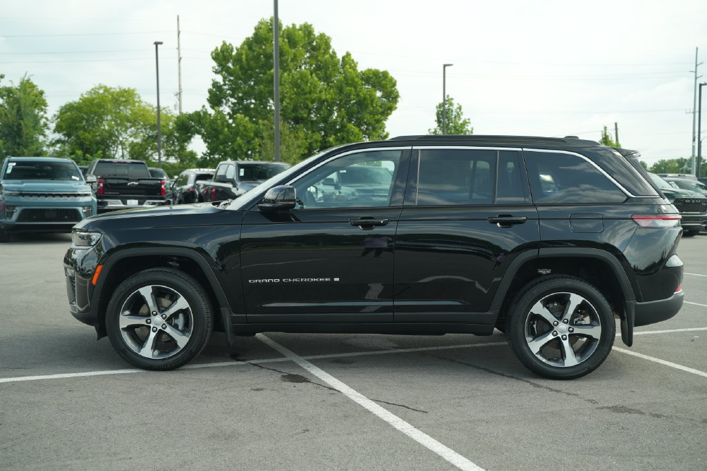 New 2026 Jeep Grand Cherokee Limited w/ MOPAR Finishing Package AWD/4WD image 4