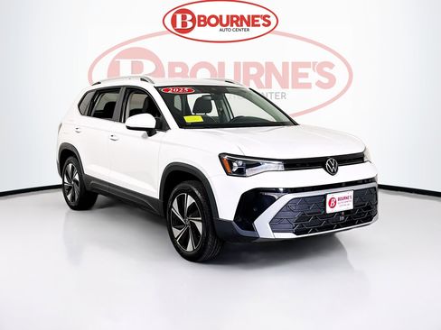 Used 2025 Volkswagen Taos SE image 1