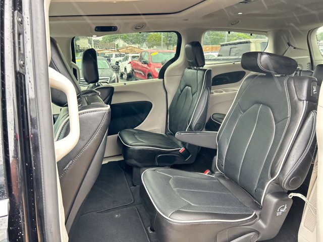 Used 2024 Chrysler Pacifica Limited w/ Uconnect Theater Family Group AWD/4WD image 15