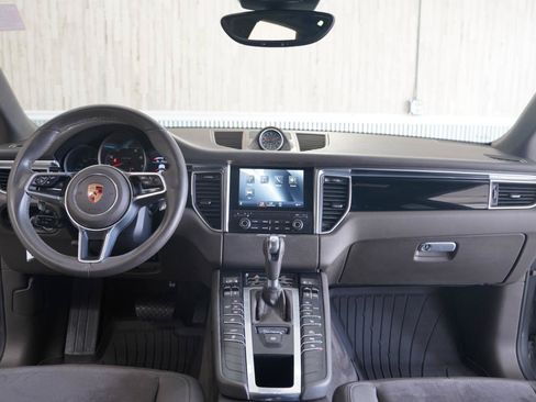 Used 2018 Porsche Macan AWD/4WD image 18