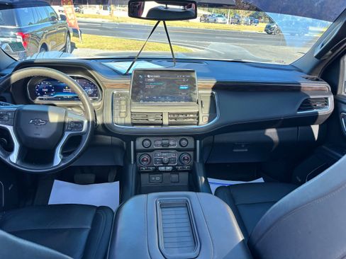 Used 2022 Chevrolet Suburban Z71 w/ Luxury Package image 14
