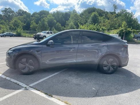 Used 2026 Tesla Model Y 2WD image 2