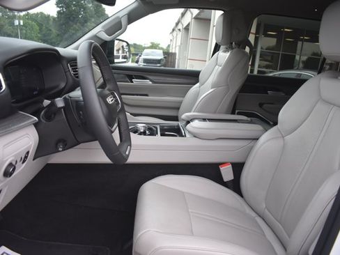 Used 2024 Jeep Wagoneer L Series II w/ Flexible Seating Group RWD image 14
