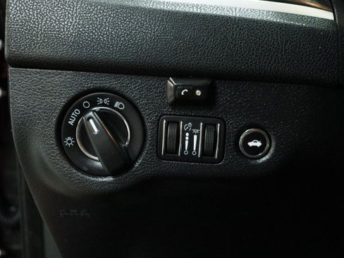 Used 2017 Chrysler 300 Limited RWD image 9