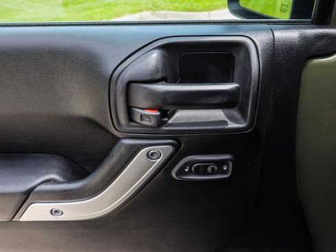 Used 2015 Jeep Wrangler Unlimited Sahara AWD/4WD image 24