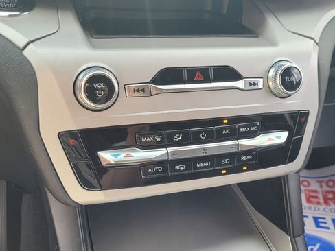 Used 2023 Ford Explorer XLT image 19