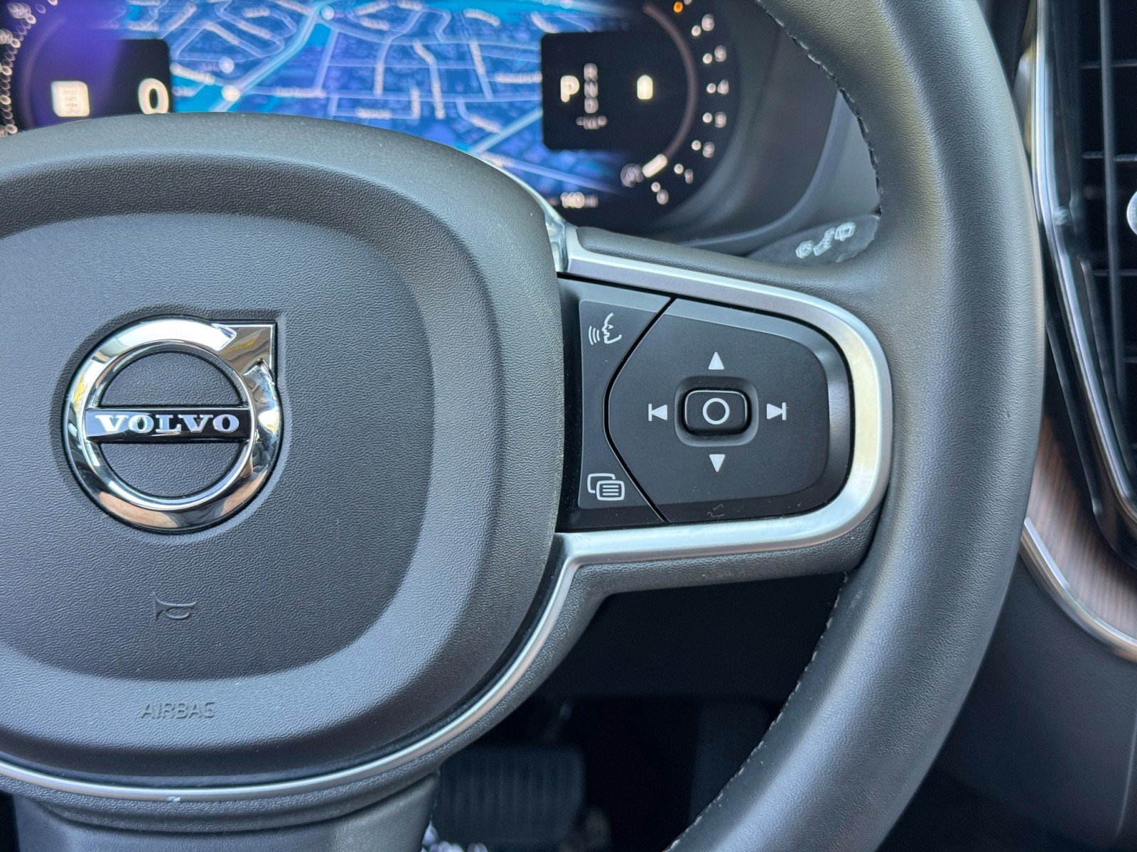 Used 2022 Volvo XC60 B5 Momentum w/ Advanced Package AWD/4WD image 22