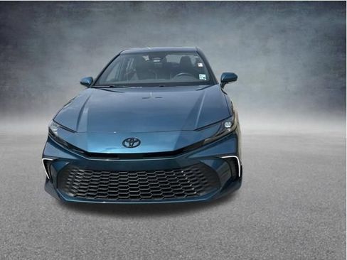 Used 2025 Toyota Camry SE w/ Convenience Package FWD image 3